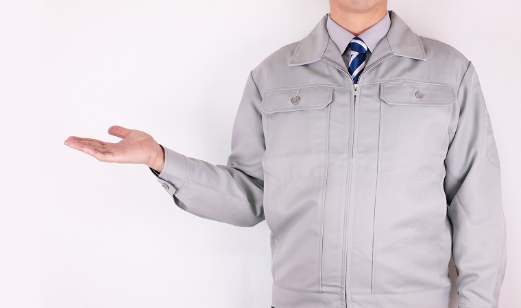 説明する作業員