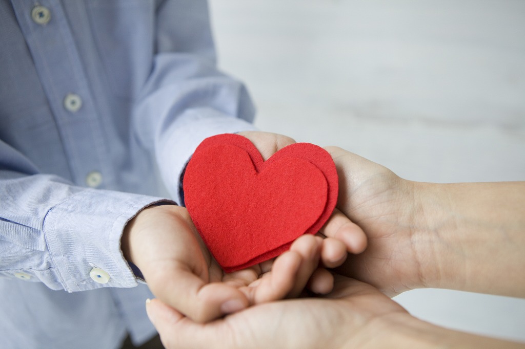 ハートを持つ手